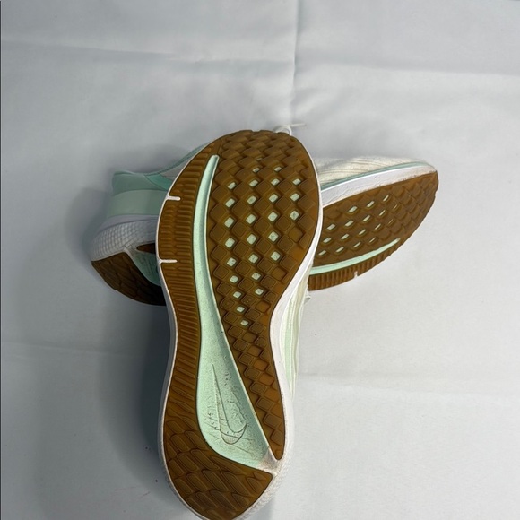 Nike White and Green Sneakers with Breathable Mesh - Picture 6 of 8